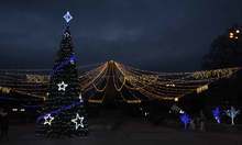 С нови над 200 метра коледни светлини е украсена централната част на Видин