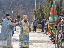 Младежи в български носии извиха хоро на богоявленския водосвет в реката край Момчиловци