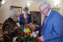 Eстрадната легенда Маргрет Николова посрещна в дома си министър Кирил Ананиев