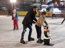Ледена пързалка радва деца и възрастни в Русе
