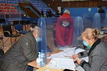 При отлична организация и спазване на противоепидемичните мерки се приемат, предават и обработват протоколите във видинската зала "Фестивална"