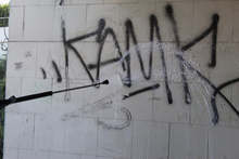 В Русе общински служители ще чистят графити с техника и специален препарат