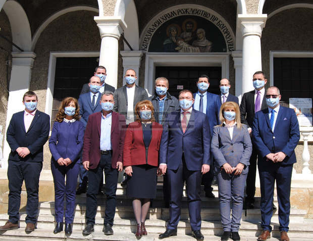 Кандидатите от листата на коалицията ГЕРБ-СДС поздравиха великотърновци на днешния празник на града