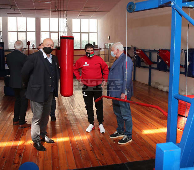 Кирил Ананиев и Красен Кралев дадоха начало на реконструкцията на зала "Борис Гюдеров" в Перник