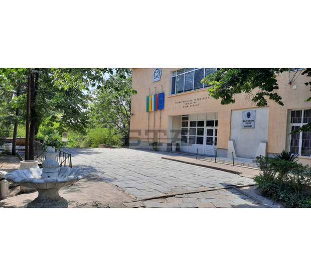 Ямболски ученици почистиха част от средновековна крепостна стена в града