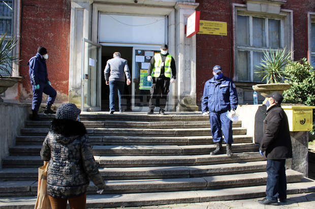 Доброволци помагат при изплащането на пенсиите в Хасково Доброволци помагат при изплащането на пенсиите в Хасково