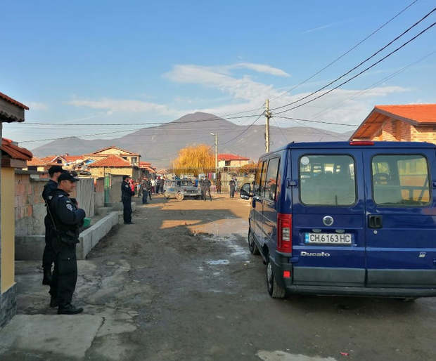 Трима са задържани при полицейска акция срещу търговия с вот в сливенското село Тополчане