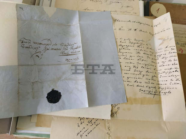 Реставрирани са 900 листа архивни документи в Перник