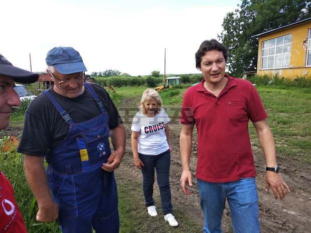 Крум Зарков и кандидатите за депутати на БСП в Русе се запознаха с пораженията върху черешовите насаждения в областта и се ангажираха със съдействие