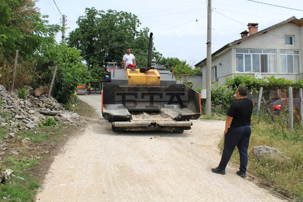 Асфалтират се  улици в селата от община Хасково