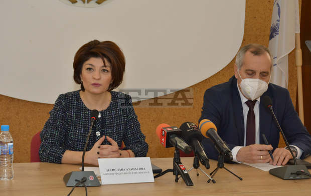 Общини, болници, манастири и църкви в Русенско плащат три пъти по-големи сметки за ток Общини, болници, манастири и църкви в Русенско плащат три пъти по-големи сметки за ток