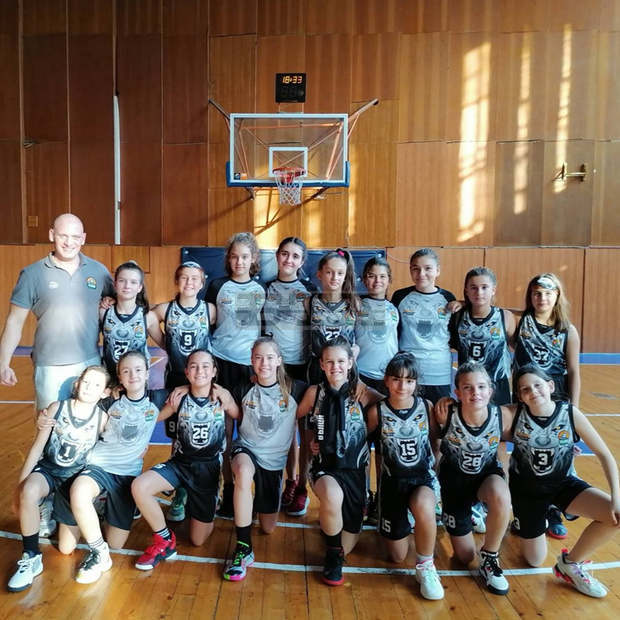 Момичетата от баскетболния отбор на "Вълци-Разград" с първи домакински мач в елитната група