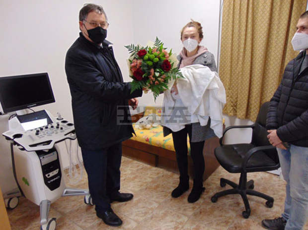 Кметът на Шумен поздрави семейството на първото родено бебе в града през 2022 година и му подари ваучер за 1000 лева