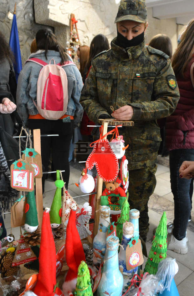 Коледен благотворителен базар в Хасково събира средства за кабинет по репродуктивна медицина