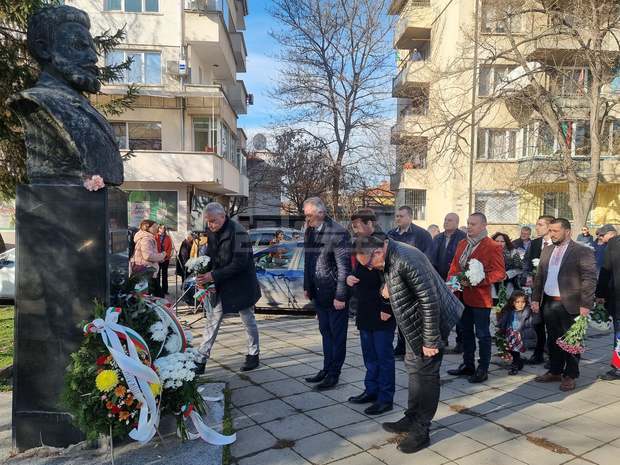 В Плевен със стихове, патриотични песни и цветя бе отбелязана годишнина от рождението на Христо Ботев