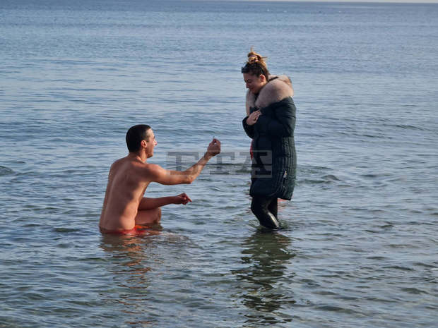 Двама спасиха разпятието в Созопол, влюбен предложи брак в морето