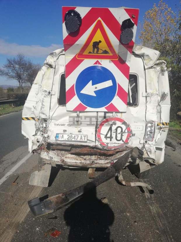 Бетоновоз е блъснал в Бургас две коли, паркирани в участък, където се ремонтира пътната настилка