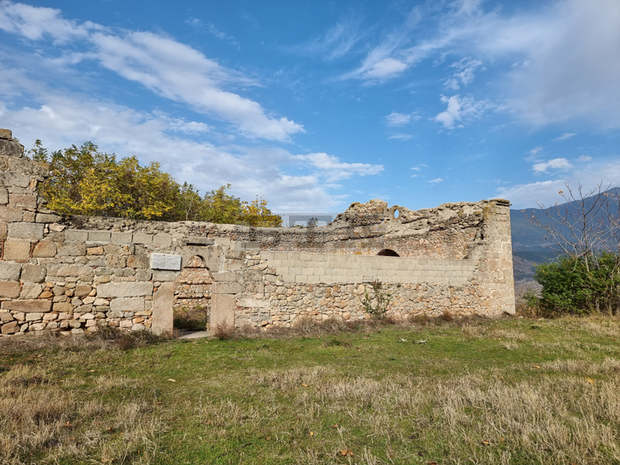 Руините на опожарявания два пъти храм "Свети Архангел Михаил" напомнят за силната вяра на хората от Стара Кресна