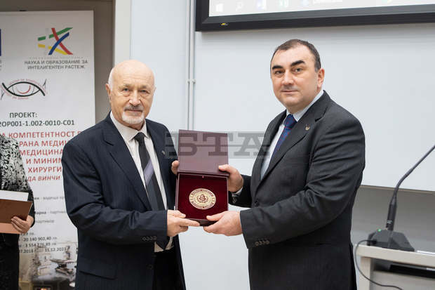 Медицинският университет в Плевен присъди званието "Почетен професор" на доц. Георги Цанев