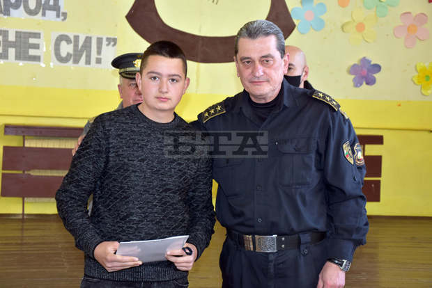 Виждайки младежите, спасявали възрастни хора при пожара в Рояк, съм спокоен за бъдещето на България, каза главен комисар Николай Николов