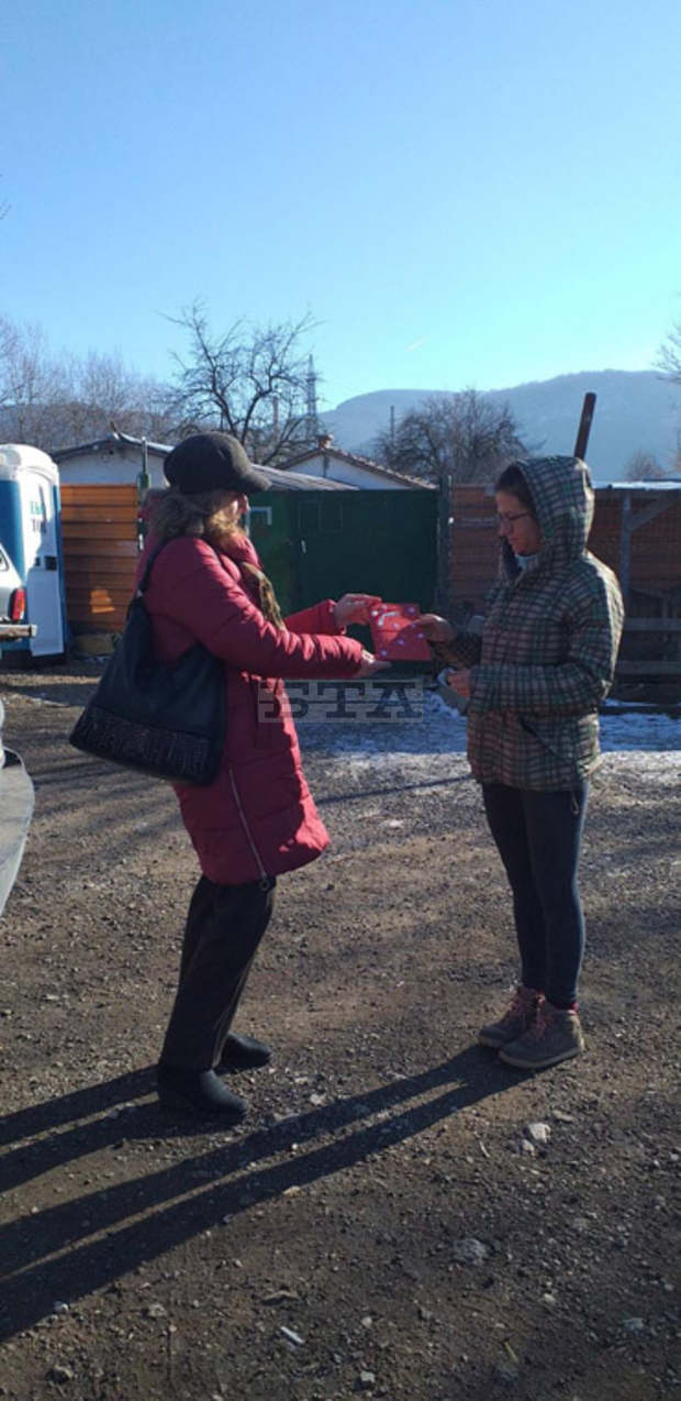 Ученици дариха на приюта за безстопанствени кучета в Перник храни и постелки