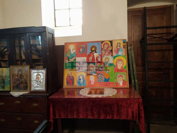 Ученици дариха рисунки на икони на църквата в търговищкия квартал "Въбел"