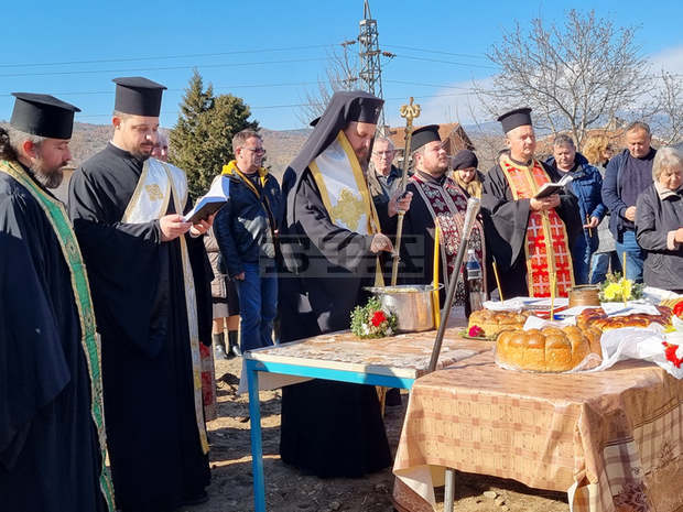 Неврокопският митрополит Серафим освети изграждането на първи храм в село Драката, община Струмяни Неврокопският митрополит Серафим освети изграждането на първи храм в село Драката, община Струмяни
