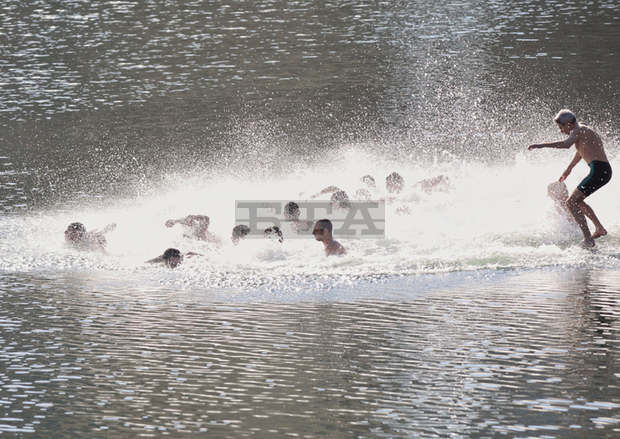 Димитър Станков от София извади кръста от водите на езерото в  столичния квартал "Дружба"