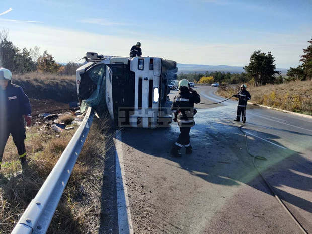 Движението по пътя Сливен-Нова Загора продължава да се извършва в едното платно