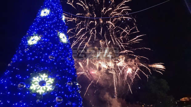 Нова осемметрова коледна елха засия в Ловеч