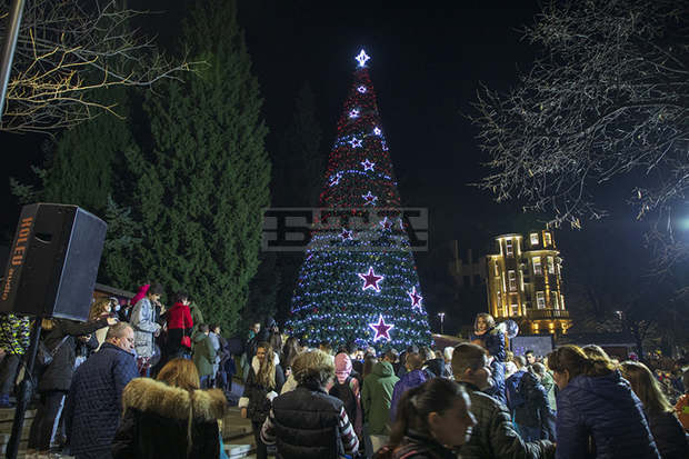 В Стара Загора запалиха коледните светлини, стотици се събраха на площада