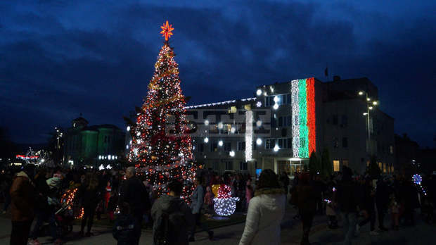 Грейнаха светлините на коледната елха в Търговище