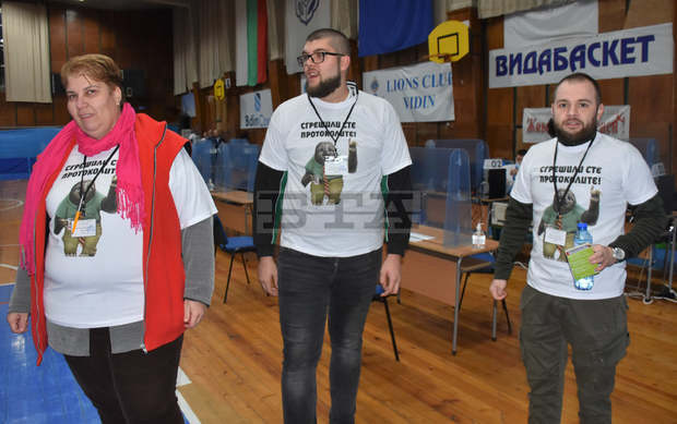 Всички членове на РИК-Видин облякоха "весели" тениски за да внесат настроение след изморителния и дълъг изборен ден