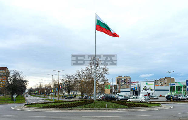 Пилон с националния флаг е монтиран на един от входовете на Ямбол