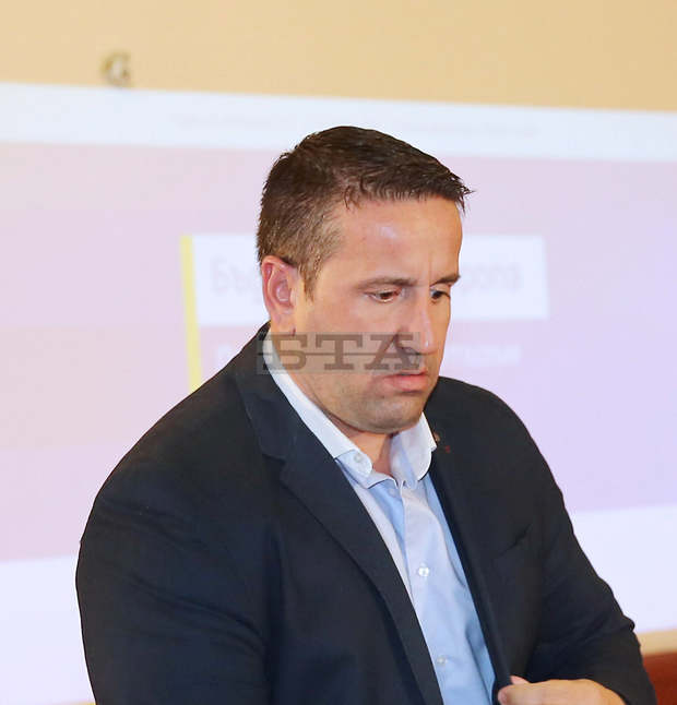 Виждам нови избори и това би бил най-честният вариант, коментира журналистът Петър Волгин по БНТ