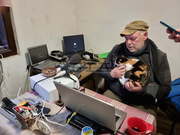 Гръцки журналист предава положителни новини по целия свят от радиото си в кюстендилското с. Раждавица