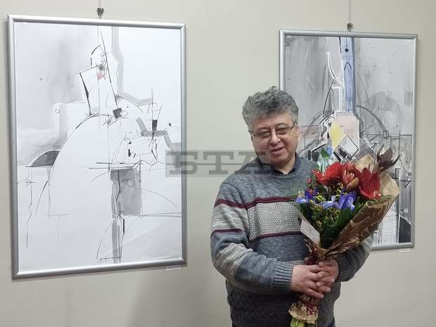 Плевенският художник Валентин Асенов-Хъкъла откри изложба на рисунки и акварел  в своя град