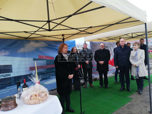 В Казанлък направиха първа копка на нов хипермаркет