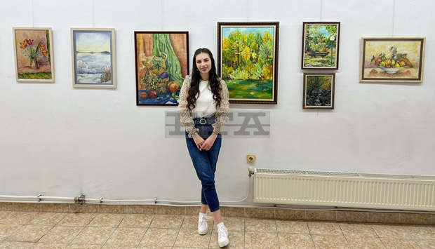 Първа самостоятелна изложба откри 18-годишна художничка от Монтана Първа самостоятелна изложба откри 18-годишна художничка от Монтана