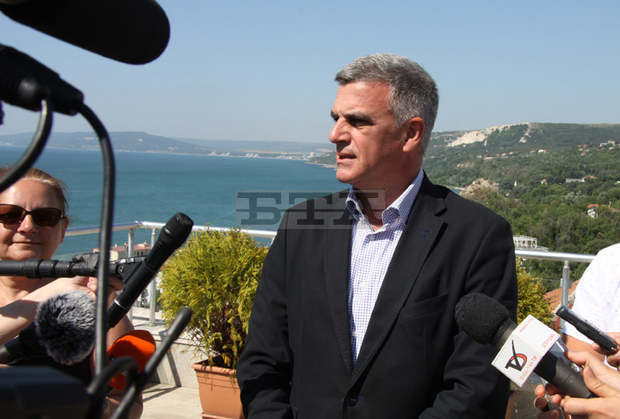 Юристите ще се произнесат доколко и как основанията в сигнала за отстраняването на главния прокурор могат да бъдат придвижени по законовия ред, заяви премиерът Стефан Янев