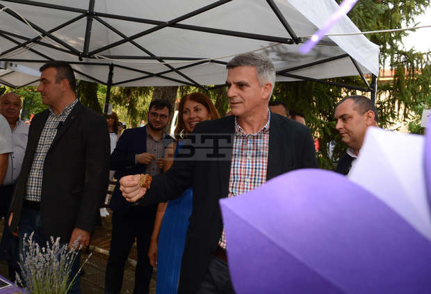 "ТЕЦ Марица Изток 2" няма да спира, но ще работи на минимална мощност, обяви  премиерът Стефан Янев в село Средно Градище, община Чирпан