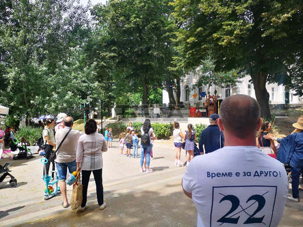Водачът на  видинската листа  на "Има такъв народ" в 5 МИР  Иво Атанасов подари на децата  куклена постановка