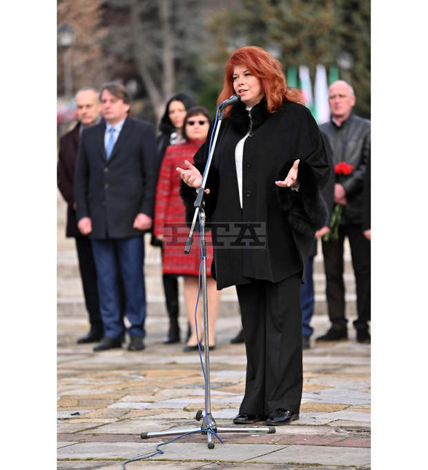 Разкъсахме мрежите на апатията, каза в Калофер вицепрезидентът Илияна Йотова