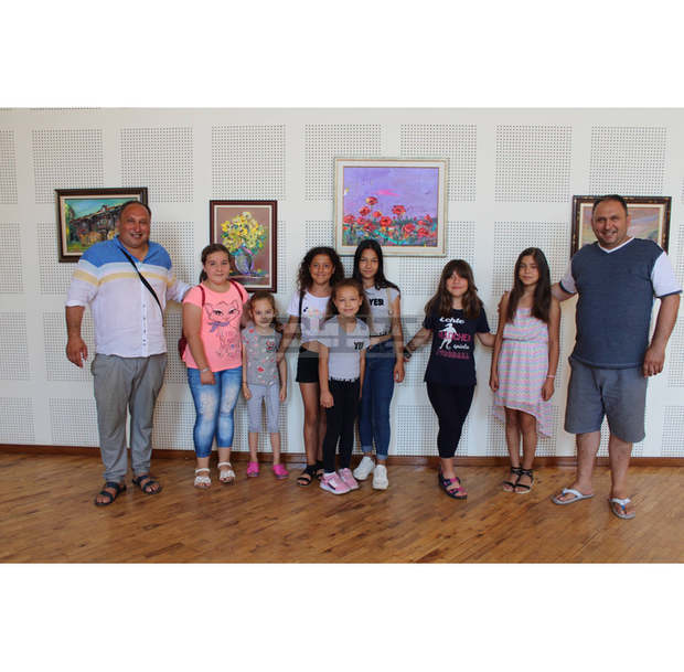 Разградски близнаци-художници показват в родното си село изложбата "От Владимировци до Брюксел"