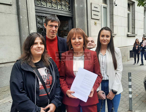 В понеделник Манолова внася жалба във ВАС срещу решението на ЦИК за броенето на разписки от машините