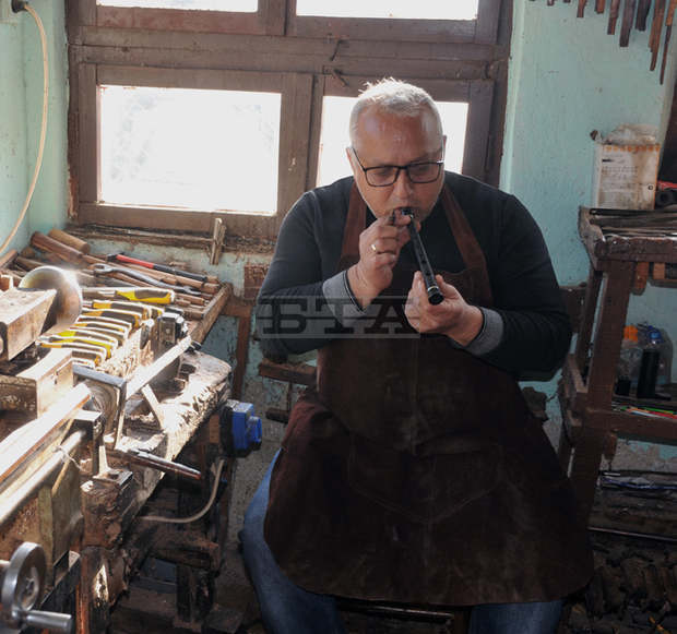 С инструментите на Стоян Иванов от Камено свирят именити музиканти и виртуозни изпълнители