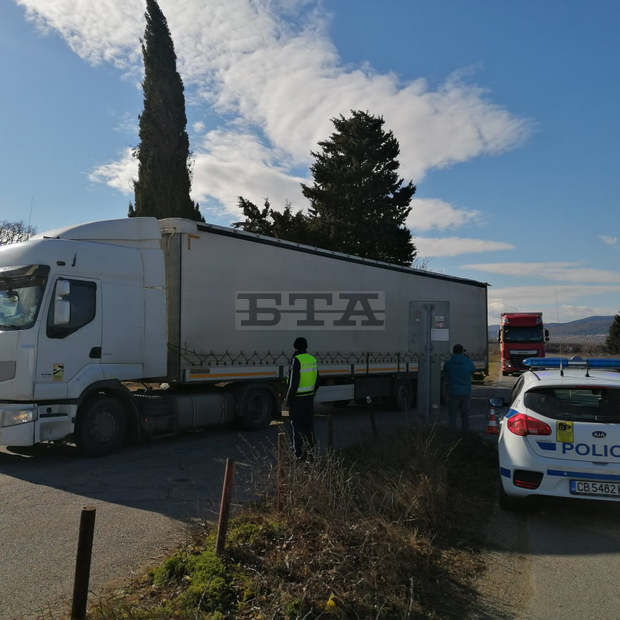 Два акта за техническа неизправност и спрян от движение камион са резултатите от акция за широкообхватен контрол в Сливен Два акта за техническа неизправност и спрян от движение камион са резултатите от акция за широкообхватен контрол в Сливен