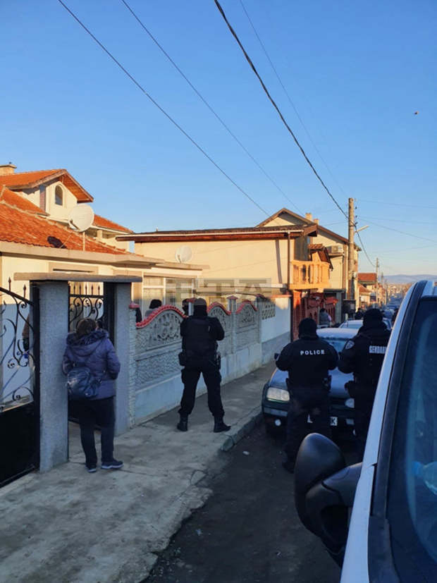 В Карнобат са задържани десет души за измами, обещавали кредити от 100 хиляди до 40 милиона евро В Карнобат са задържани десет души за измами, обещавали кредити от 100 хиляди до 40 милиона евро