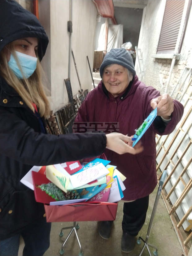 Възрастни хора от Търговище получиха коледни картички от деца