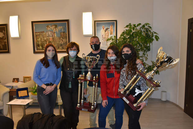 Кметът на Ловеч отличи състезатели от клуба по киокушин